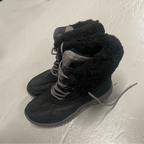 UGG Adirondacks Plaid Stout Black Leather Sheepskin Boots Size Women’s US 10 - Picture 1 of 7